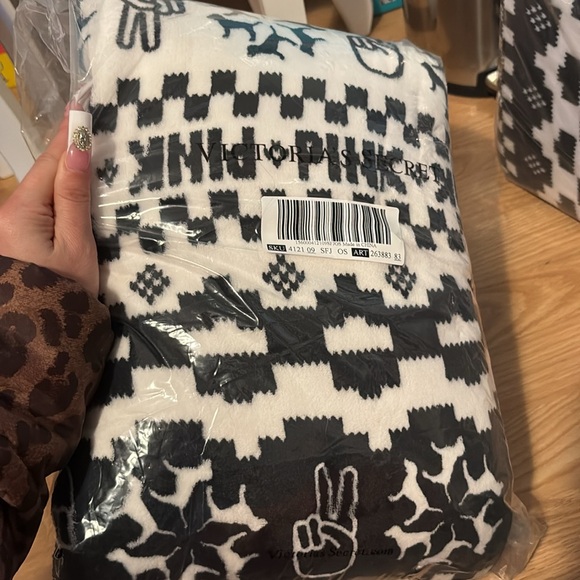 NWT PINK VICTORIA SECRET BLACK AND WHITE SHERPA BLANKET - Picture 4 of 4